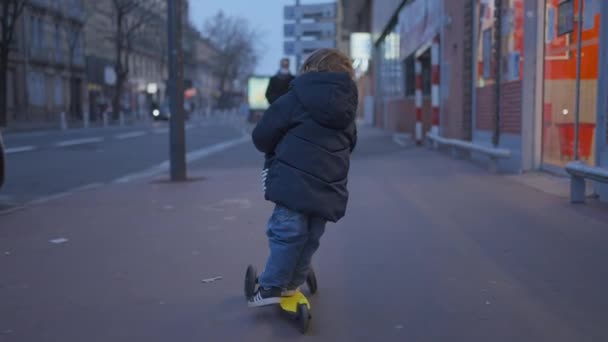 Ребенок Едет Трехколесном Скутере Тротуару Города — стоковое видео