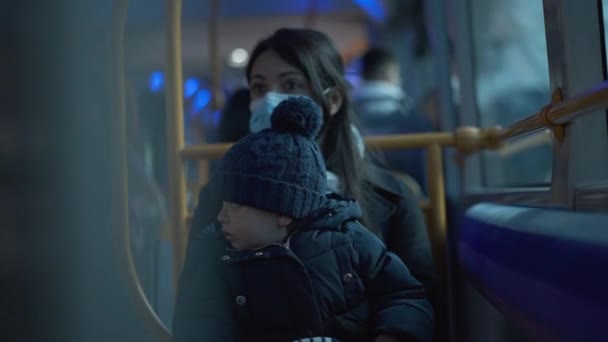Мати Їде Автобусом Немовлям Колінах Під Час Маски Обличчя — стокове відео