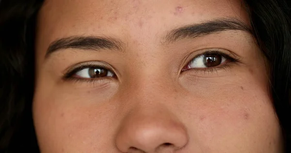 Suspicious Hispanic Woman Eyes Looking Camera — Fotografia de Stock