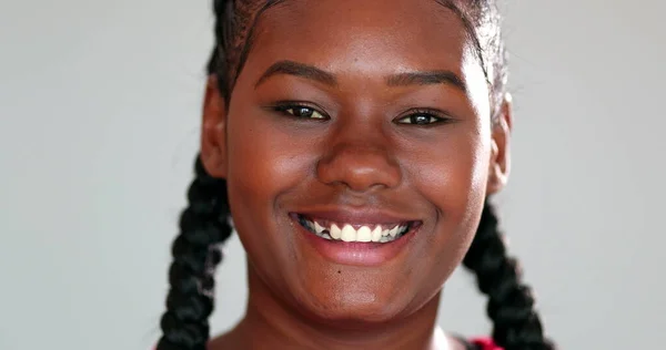 Portrait African Girl Smiling Camera Close Face 20S — Stock Photo, Image