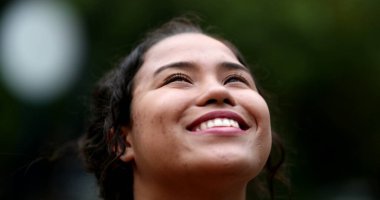 Doğada gözlerini açan genç bir kadın özgürlüğü hissediyor. Düşünceli kız, gözlerini yakın çekimde açar.