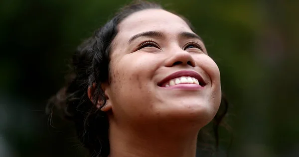 Young Woman Opening Eyes Nature Feeling Freedom Contemplative Girl Opens — Fotografia de Stock