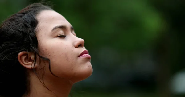 Genç Kadın Meditasyon Tefekkürde Gözlerini Açarak Gökyüzüne Umutla Inançla Bakıyor — Stok fotoğraf