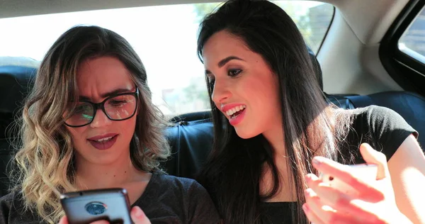 Candid Friends Reaction Looking Cellphone Screen Girlfriends Back Seat Car — 스톡 사진