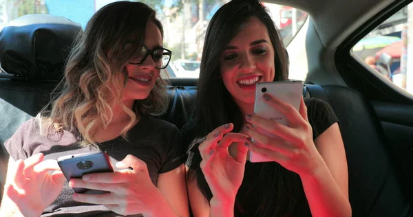 Candid Friends Back Seat Car Checking Cellphone Two Girls Looking — Foto de Stock