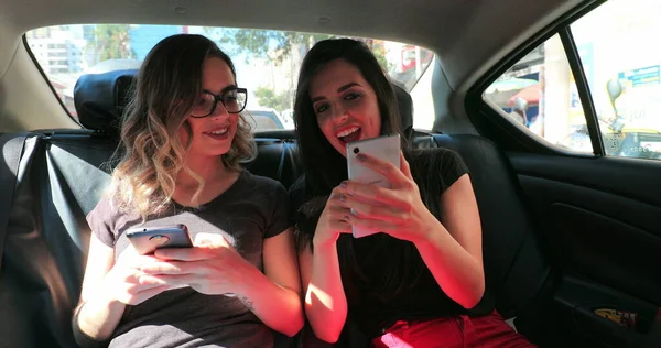 Candid Friends Back Seat Car Checking Cellphone Friend Showing Something — Foto de Stock