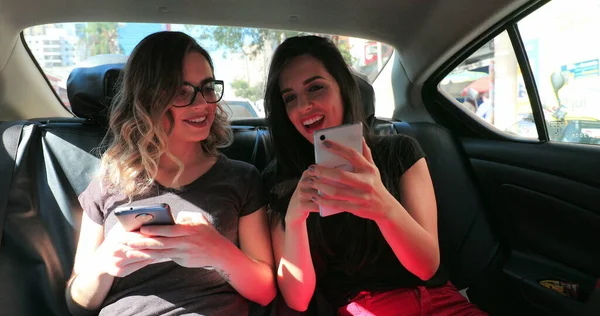 Candid Friends Back Seat Car Checking Cellphone Friend Showing Something — Stok fotoğraf