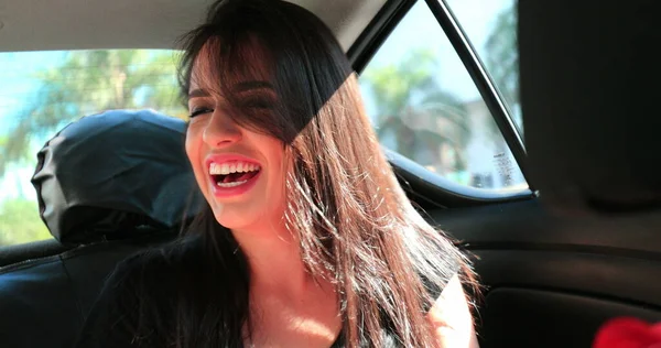 Відвертий Справжній Сміх Дівчини Задньому Сидінні Автомобіля Посміхається Радісна Жінка — стокове фото
