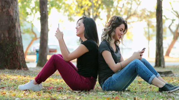 Friends Together Sharing Internet Media Content Together Outdoors Girlfriends Seated — Stockfoto