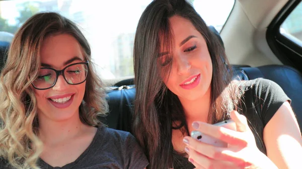 Friends Together Riding Taxi Cab Holding Smartphone — Stockfoto