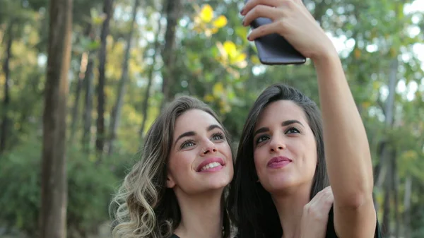 Friends Posing Selfie Cellphone — Stock Photo, Image