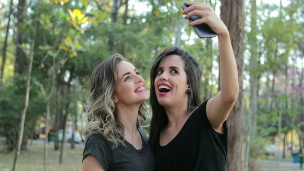 Friends Posing Selfie Cellphone — Stockfoto