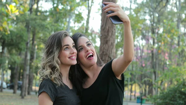 Friends Posing Selfie Cellphone — Stock fotografie