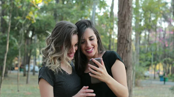 Friends Posing Selfie Cellphone — Stockfoto