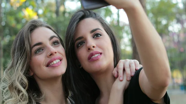 Friends Posing Selfie Cellphone — Stock Photo, Image