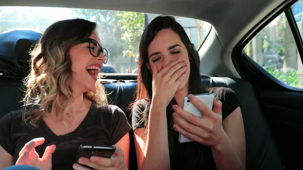 Friends Laughing Back Seat Taxi Cab — Fotografia de Stock
