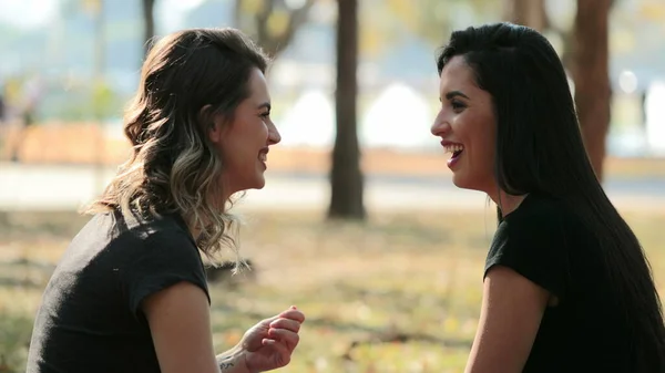 Friends Conversation Park Candid Laugh Smile — Stock Photo, Image