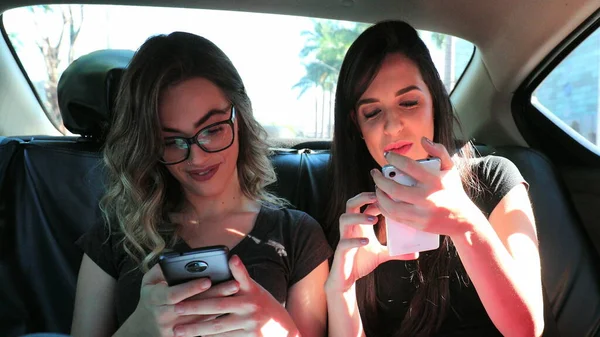 Friend Back Seat Car Holding Cellphone Holding Cellphones Candid Girlfriends — Stock fotografie