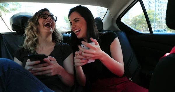 Candid Real Laugh Friends Holding Cellphone Back Seat Car — Stockfoto