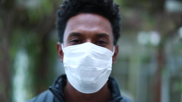 Портрет Чернокожего Африканского Американца Ковидной Хирургической Маске Улыбающейся Профилактике Эпидемии — стоковое видео