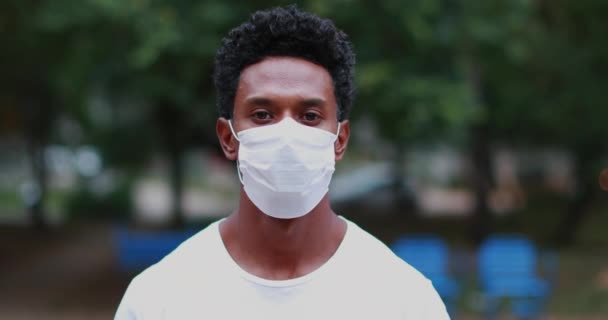 Portrait African American Man Wearing Surgical Face Mask Park Pandemic — Stock video
