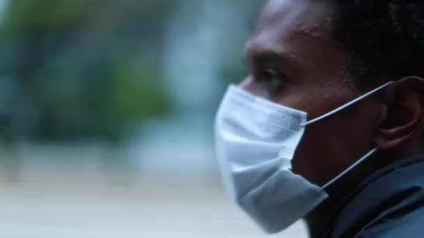 Προφίλ Του Ατόμου Που Φοράει Μάσκα Ρύπανσης Στην Πόλη — Αρχείο Βίντεο