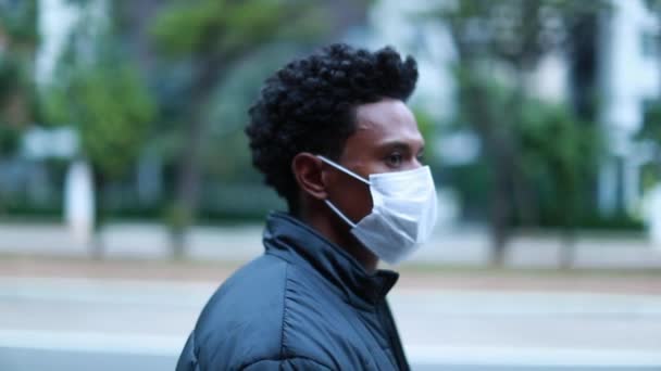 Black Man Walking City Sidewalk Wearing Surgical Mask Outbreak Prevention — Vídeo de Stock