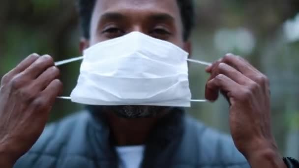 Negru African Pune Focar Masca Prevenire Tânăr Purtând Masca Covid — Videoclip de stoc