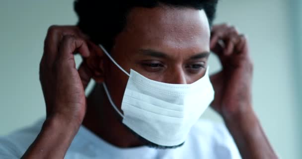 Αφροαμερικανοί Φορώντας Και Προσαρμόζοντας Μάσκα Κατά Coronavirus — Αρχείο Βίντεο
