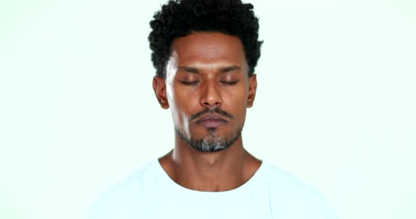 African American Practicing Mindfullness Eyes Closed Meditation — ストック動画