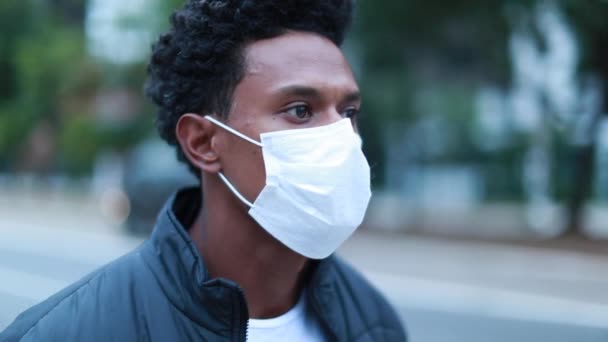 Young African Black Man Walking City Forward While Wearing Epidemic — Stok Video