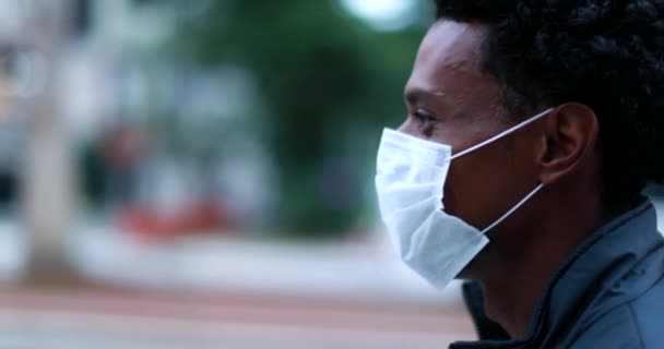 Young Black Man Wearing Covid Face Mask While Walking City — Αρχείο Βίντεο