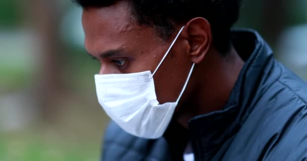 Black Person Browsing Internet Phone While Wearing Pandemic Mask — 图库视频影像