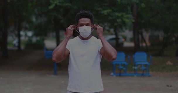 Black African Man Putting Surgical Face Mask Park — Αρχείο Βίντεο