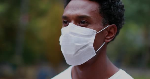 Чорний Чоловік Стоїть Надворі Запобіганні Пандемії Спалаху Маски Обличчя — стокове відео