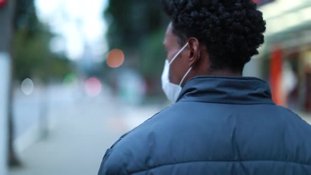 Back Black Man Walking City Wearing Covid Mask Disease Prevention — Stok video