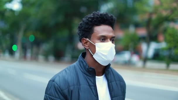 Black Man Walking City Sidewalk Wearing Surgical Mask Outbreak Prevention — Stok Video