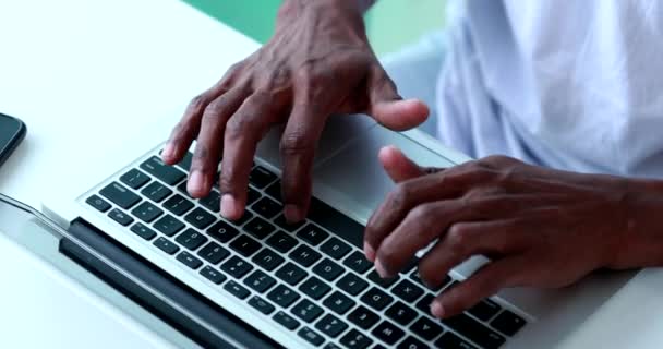 Närbild Händer Skriva Datorn Laptop Afrikansk Svart Man Som Arbetar — Stockvideo
