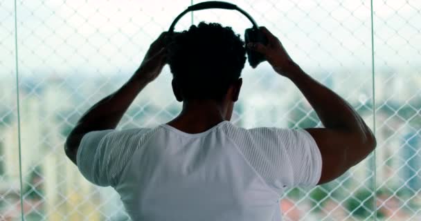 Silhouette Black Man Putting Headphone Looking City View — Stok video
