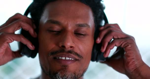 Portrait Black Guy Putting Headphone Listening Song — Vídeos de Stock