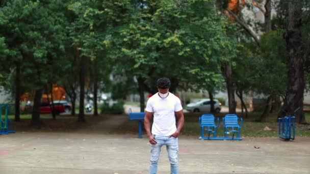 African Black Man Standing Park Wearing Covid Pandemic Surgical Mask — 비디오