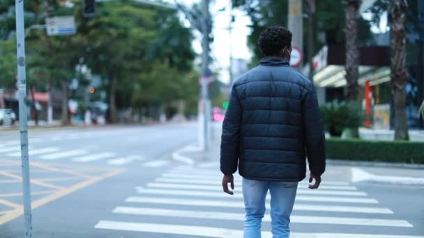 African Man Crossing Crosswalk City Sidewalk Wearing Pollution Mask — Stok video