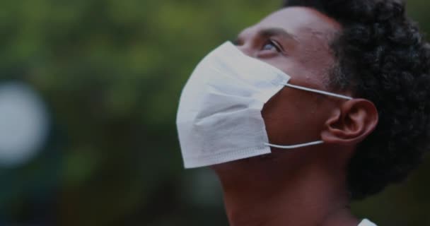 African Man Looking Sky Hope Faith While Wearing Surgical Pandemic — Video