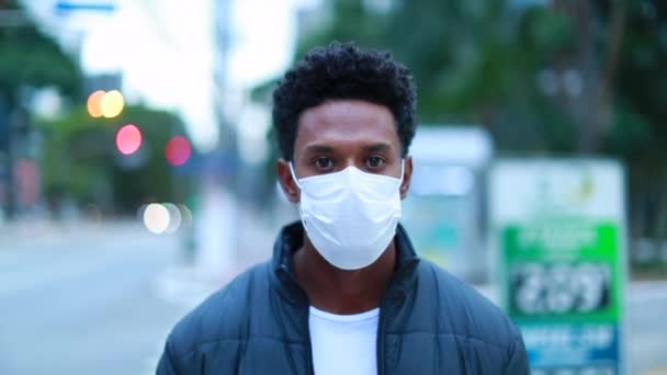 Person Walking Camera City Sidewalk Wearing Surgical Mask — Stok Video