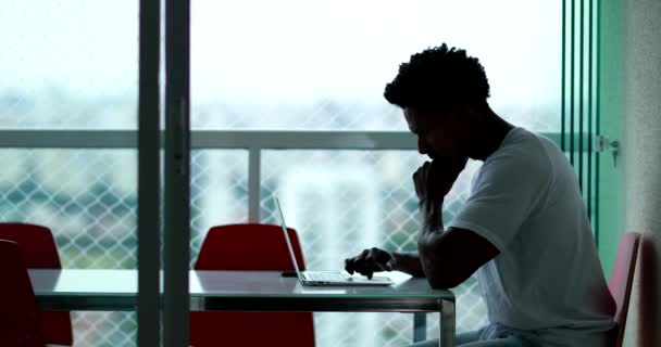 Silhouette Person Working Front Computer Casual Candid African Descent Using — ストック動画