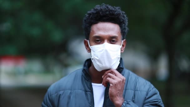 Portrait African Black Man Wearing Surgical Mask Looking Camera Utdoors — Stok video