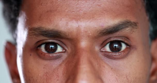 Surprised African Descent Close Eyes Reaction Looking Camera Back Person — Vídeo de Stock