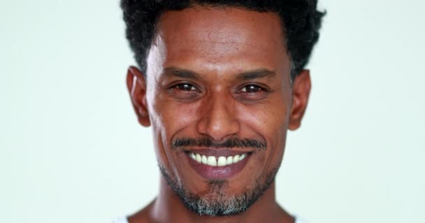 Portrait Black African American Man Smiling Camera Casually — Vídeo de Stock