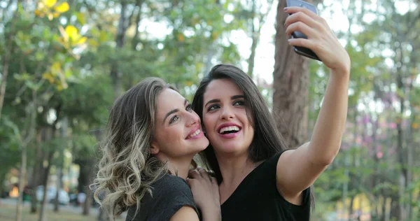 Two Girlfriends Holding Cellphone Posing Selfie — Stock fotografie