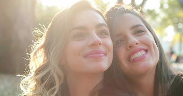 Two Girlfriends Holding Cellphone Posing Selfie Kissing Friend Cheek — Foto Stock